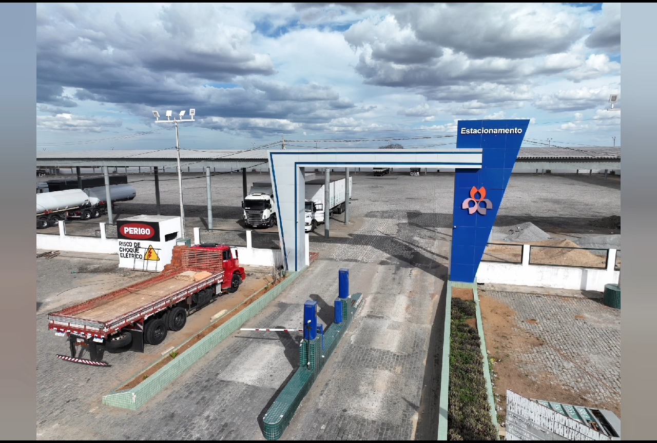 Entrada do estacionamento com cancelas de controle de acesso