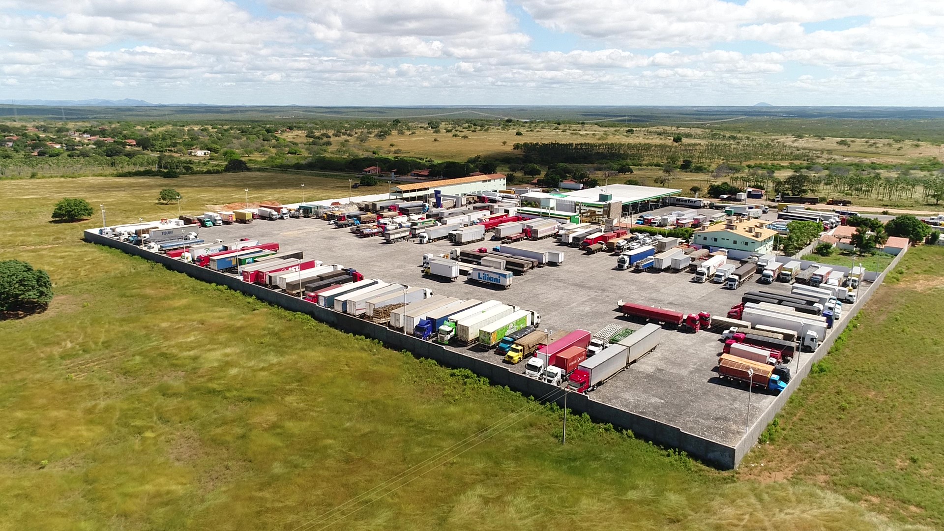 Vista panorâmica aérea do estacionamento para caminhões do Posto Cachoeira III