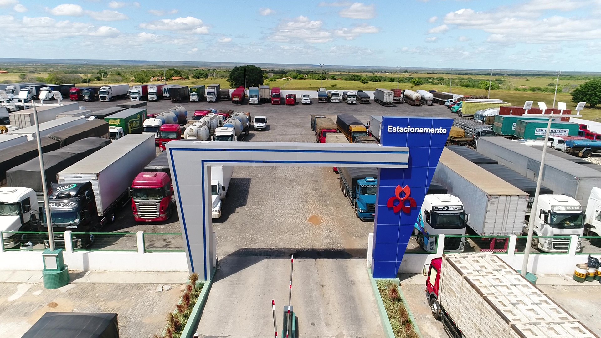 Vista aérea do pórtico de entrada do estacionamento