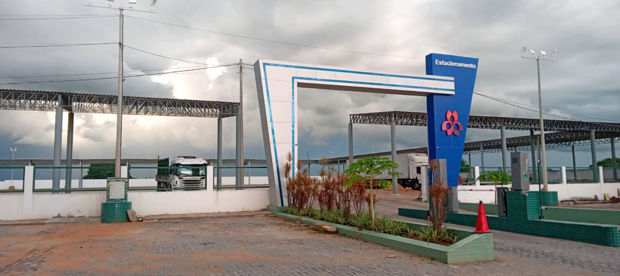 Pórtico sinalizado do estacionamento visto da rodovia
