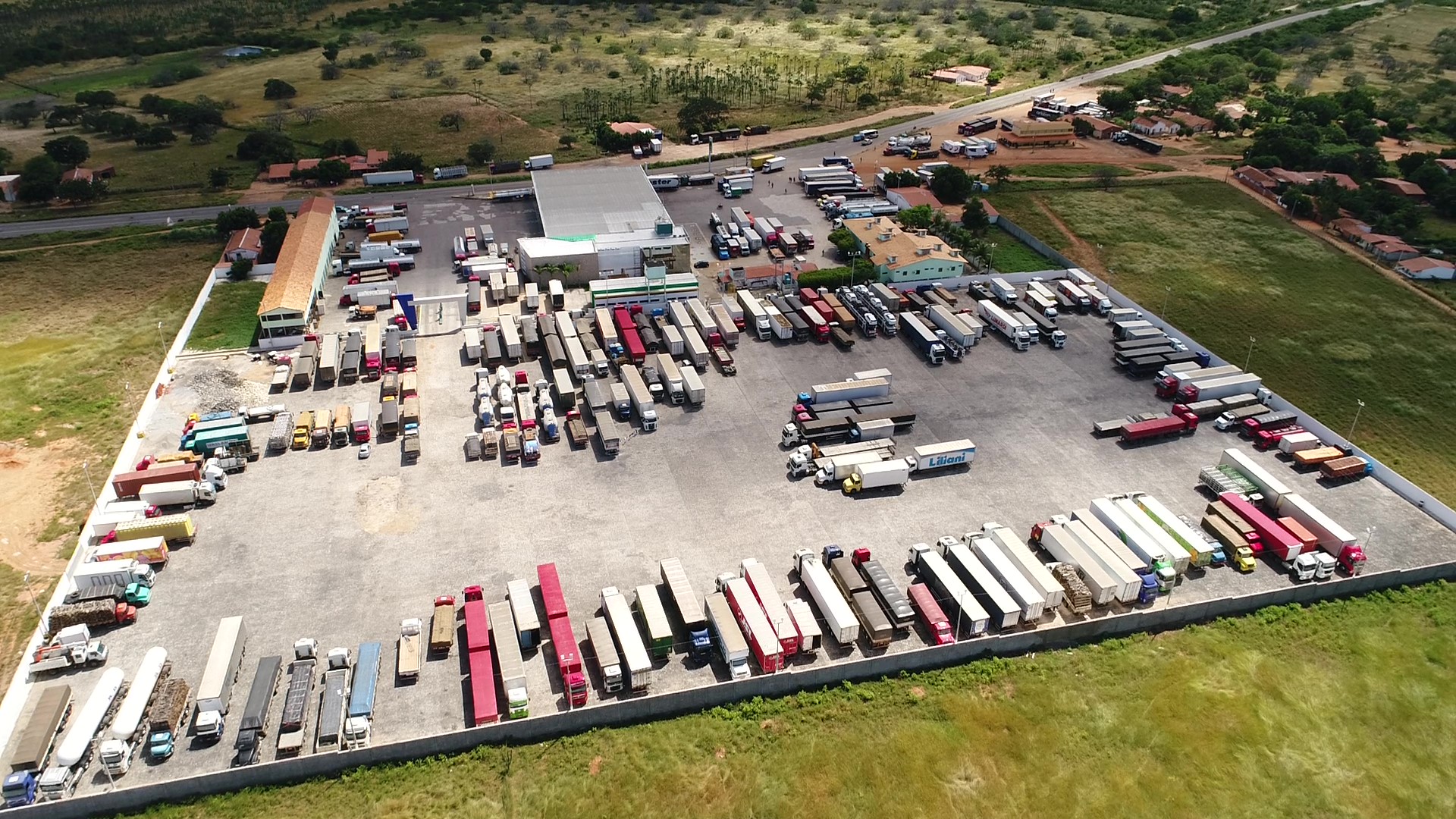 Área completa do estacionamento com grande capacidade para caminhões
