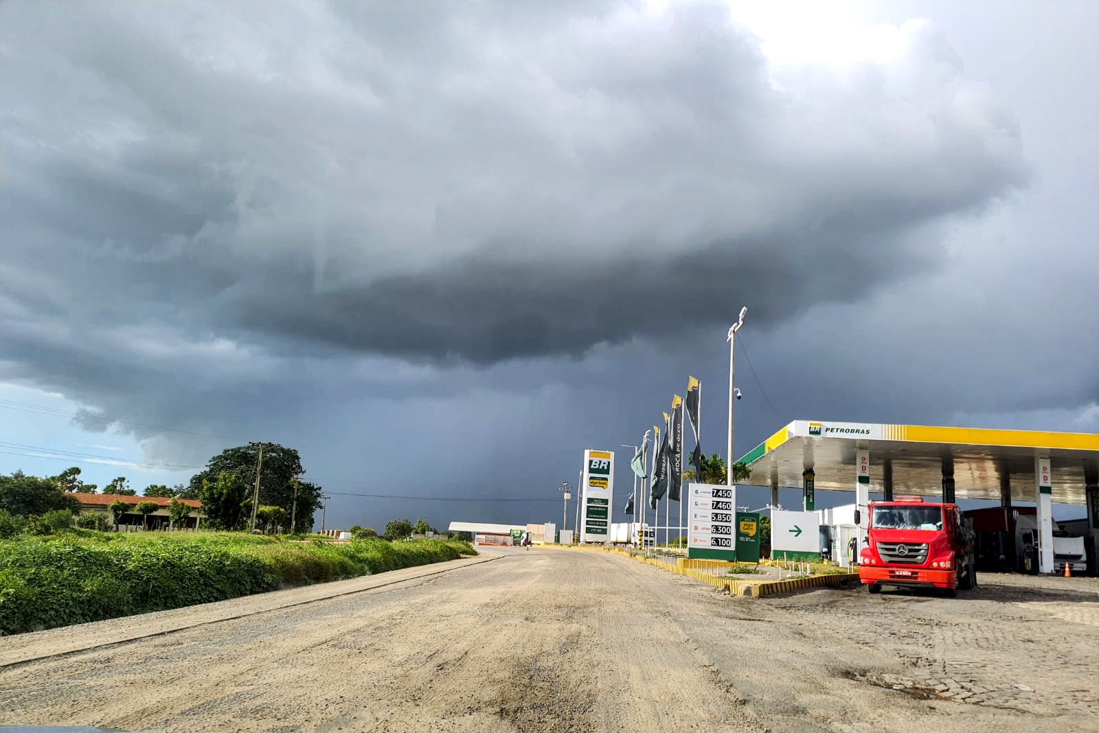 Acesso ao posto pela Rodovia BR-116